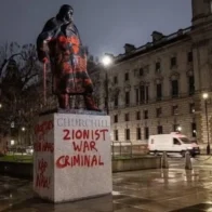 Un detenido por grafiti en estatua de Churchill que lo llama ‘criminal de guerra sionista’