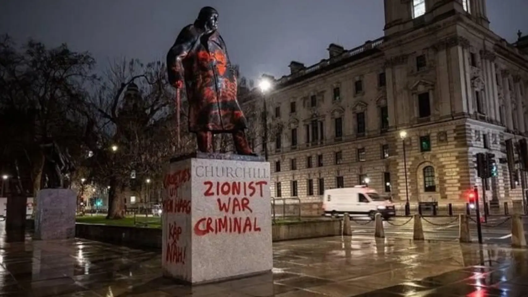 Un detenido por grafiti en estatua de Churchill que lo llama ‘criminal de guerra sionista’