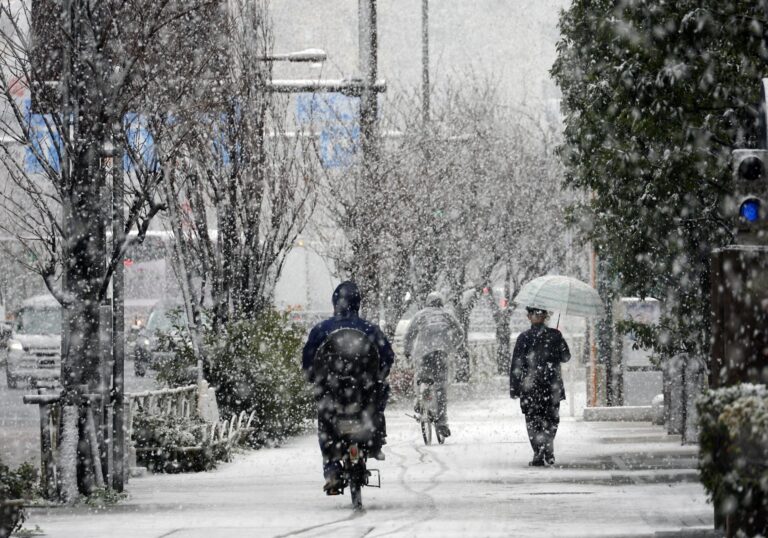 Suben a 35 los muertos por la nieve en Japón, con riesgo de avalanchas por deshielo