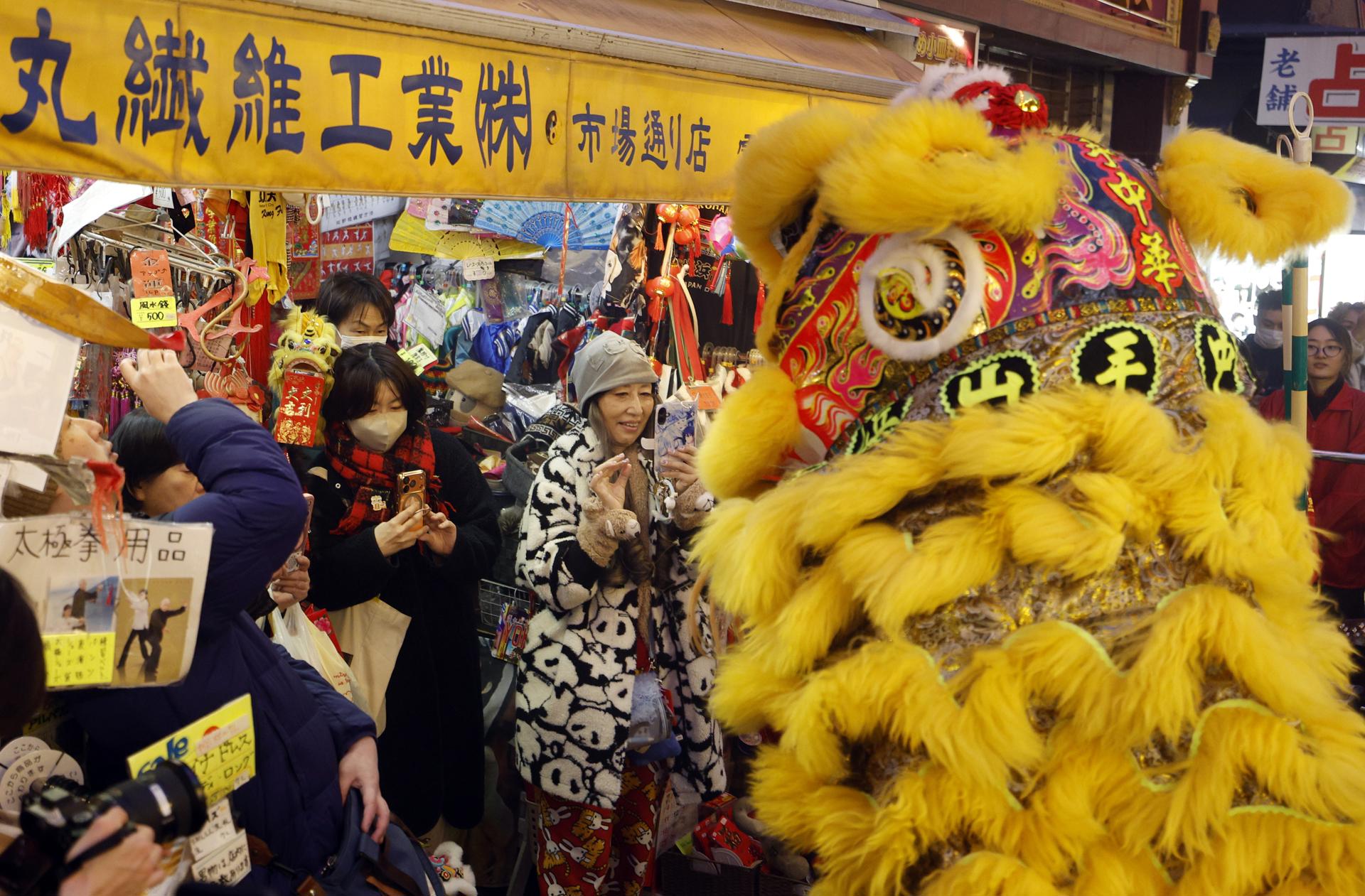 El barrio chino más grande de Japón celebra un Año Nuevo lunar entre tensiones bilaterales
