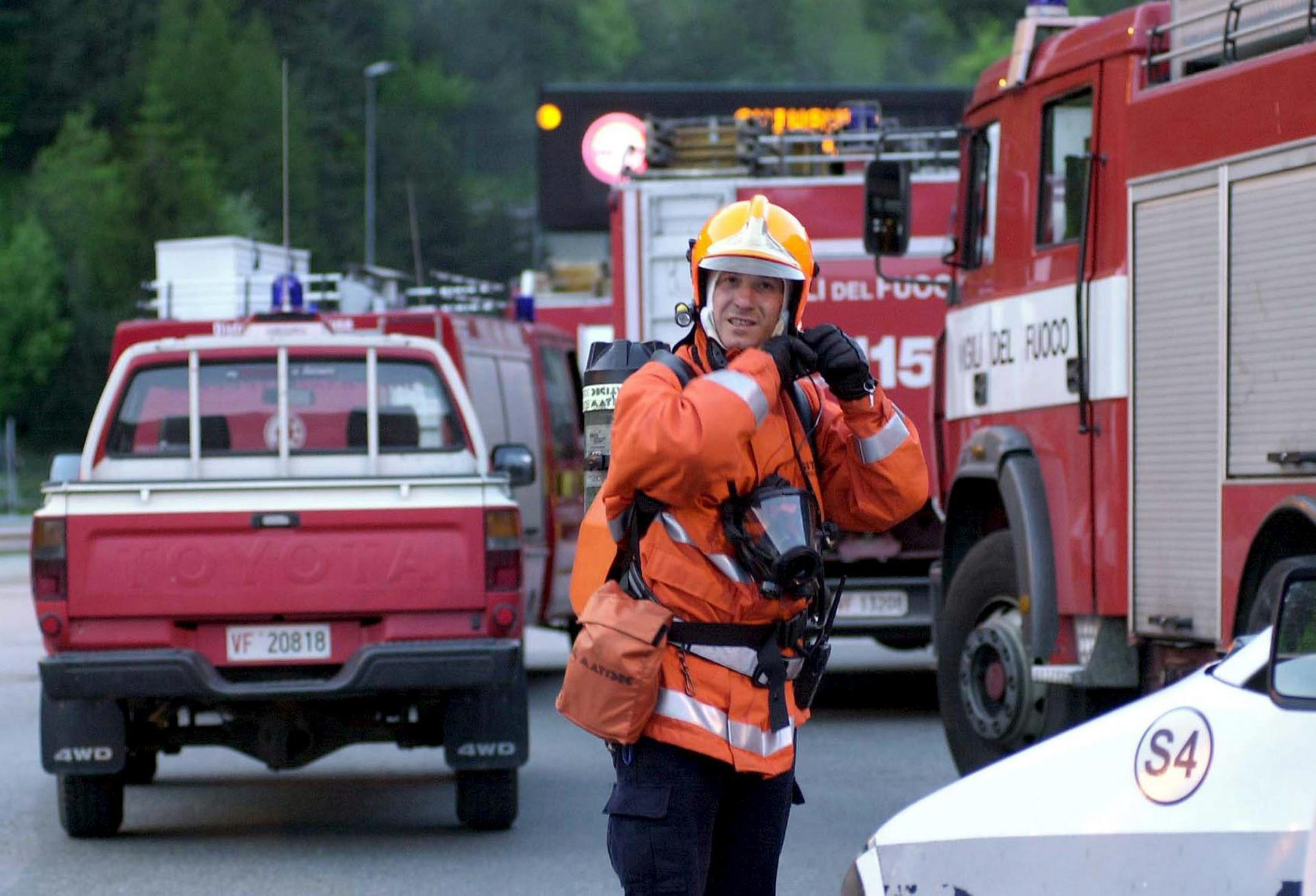 Un incendio en el centro de Nápoles causa graves daños al histórico Teatro Sannazaro