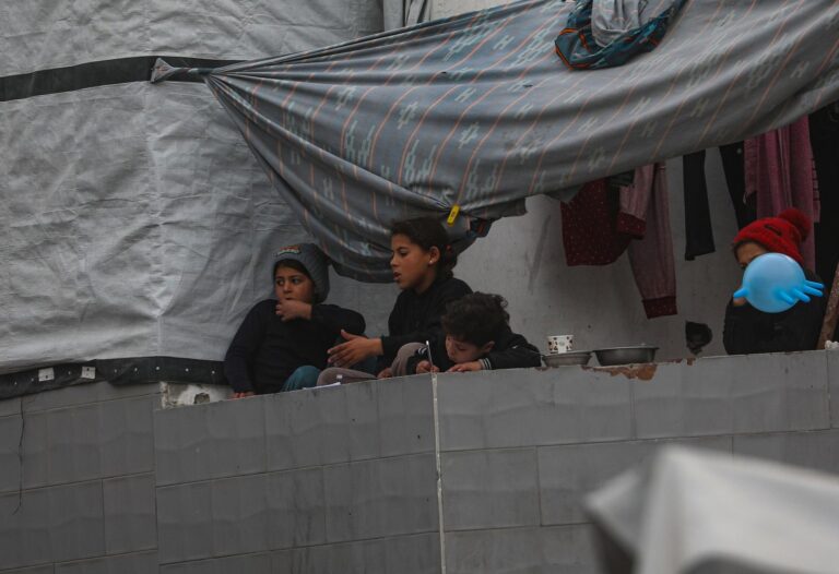 Israel mata a tres palestinos en dos ataques aéreos contra el centro de Gaza