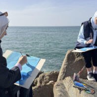 A través del dibujo, jóvenes palestinas combaten el trauma en el puerto de ciudad de Gaza