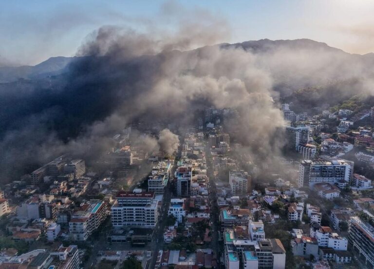 Narcobloqueos paralizan Puerto Vallarta y Guadalajara tras operativo federal en Jalisco