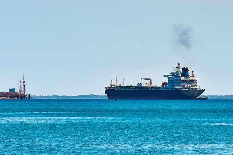 Entra en un puerto cubano un petrolero con carga en pleno bloqueo energético de EE.UU.