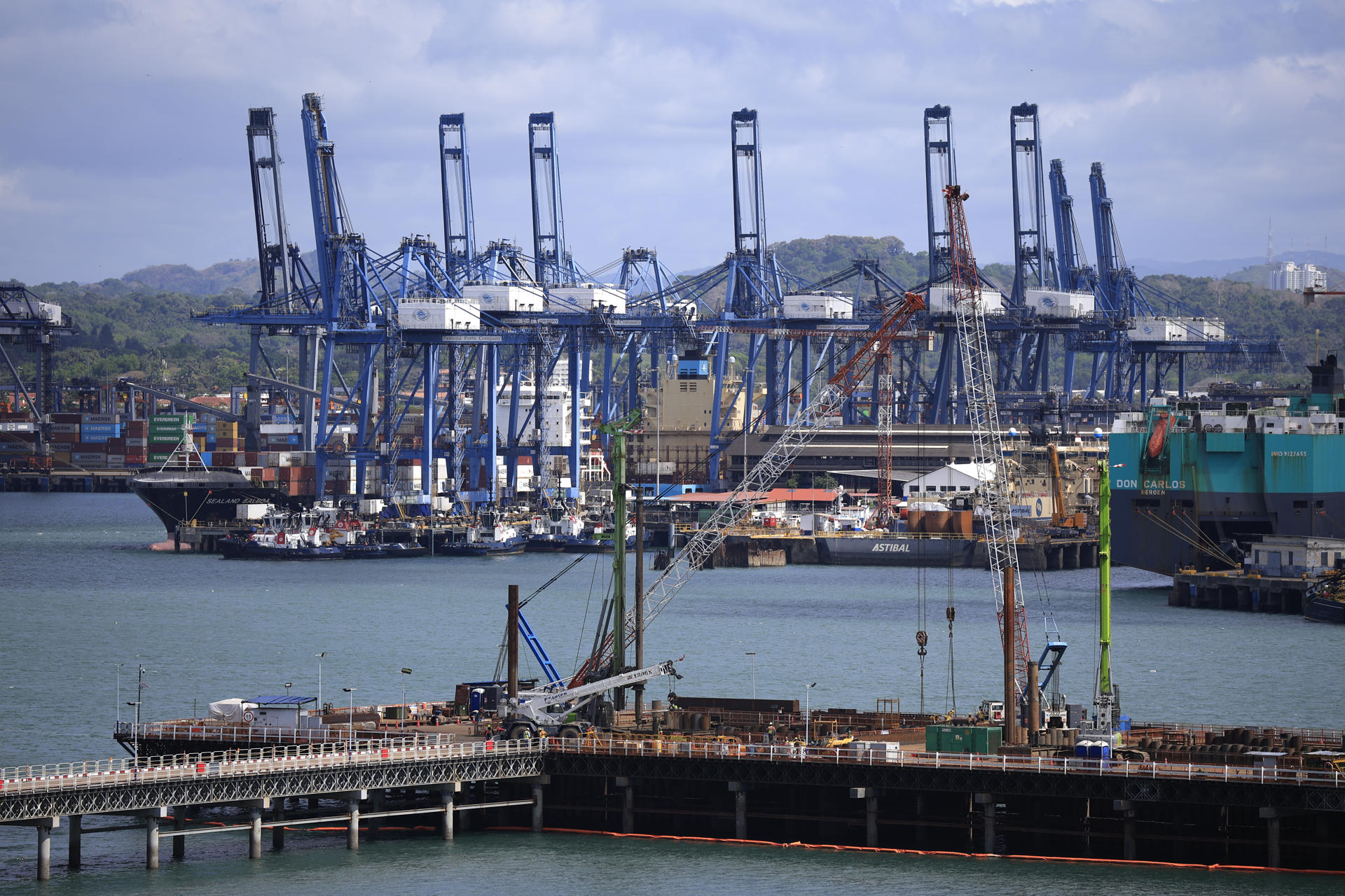 China acusa a EE.UU. de tener "mentalidad de Guerra Fría" en pulso por el Canal de Panamá