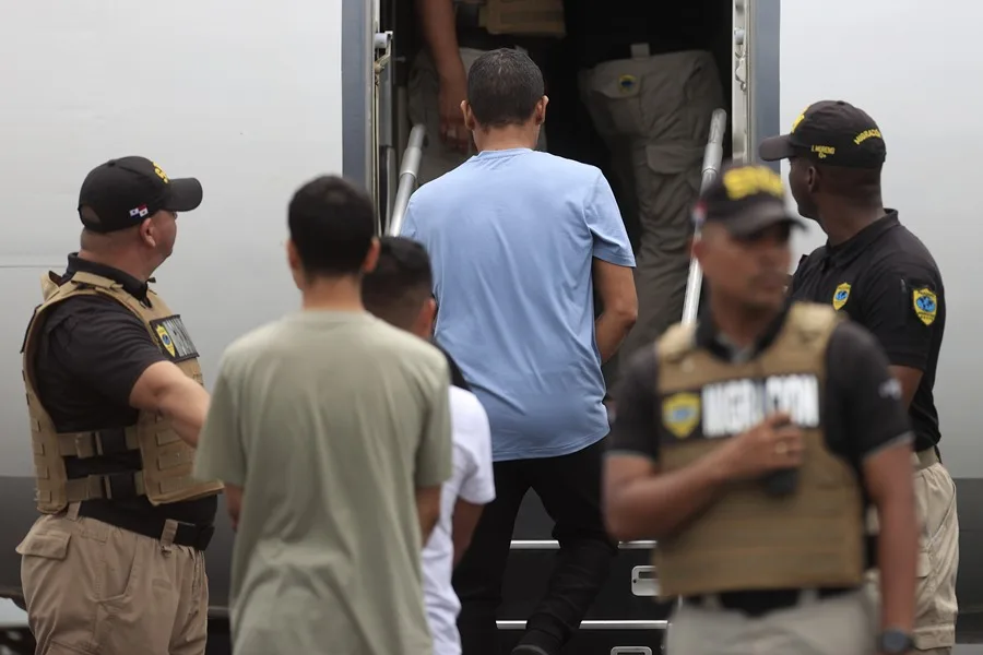 Las salidas voluntarias de migrantes detenidos en 2025 alcanzan un récord de 28 %, según CBS