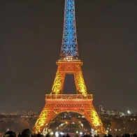 La Torre Eiffel se ilumina con los colores de Ucrania por el cuarto aniversario de la guerra