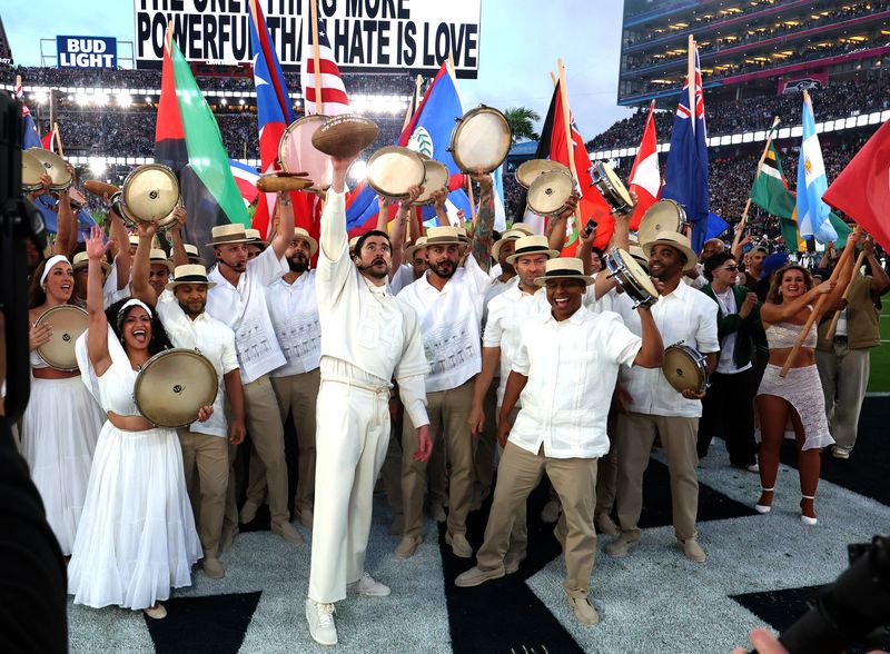 BAD BUNNY lleva la unidad global y el orgullo latino al Apple Music Super Bowl LX Halftime Show en una celebración de comunidad y cultura