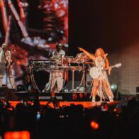Shakira comparte inesperada reacción y mensaje tras sufrir una caída en su presentación inicial en El Salvador
