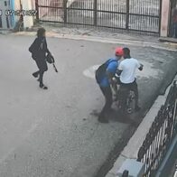 Cuatro delincuentes armados siembran terror y despojan a joven de su motocicleta a plena luz del día en Santiago