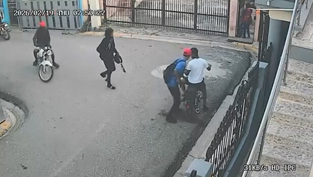 Cuatro delincuentes armados siembran terror y despojan a joven de su motocicleta a plena luz del día en Santiago