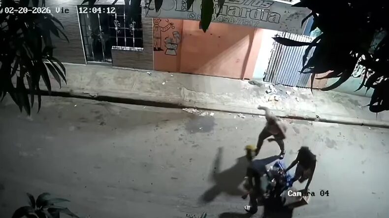 Tres mujeres riegan basura en plena calle y huyen a medianoche en Monte Plata