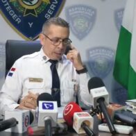 Autoridades entrevistan a esposo e hijo por muerte de esposa de funcionario canadiense en Piantini