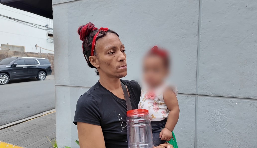 Con bebé en brazos y sin hogar: madre solicita ayuda ante situación de vulnerabilidad