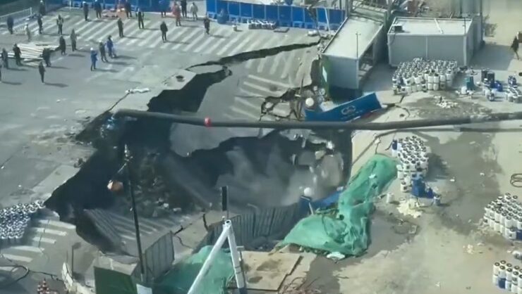 ¡Impactante colapso! Enorme sumidero se traga un tramo de carretera en obras del metro en Shanghái