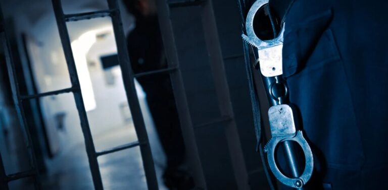 Un hombre mata a su madre en Italia y oculta el cuerpo en el bosque para cobrar su pensión
