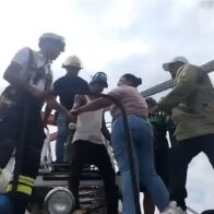 Bomberos frustran intento de suicidio en el Puente Hermanos Patiño y el tránsito colapsa en plena hora laboral