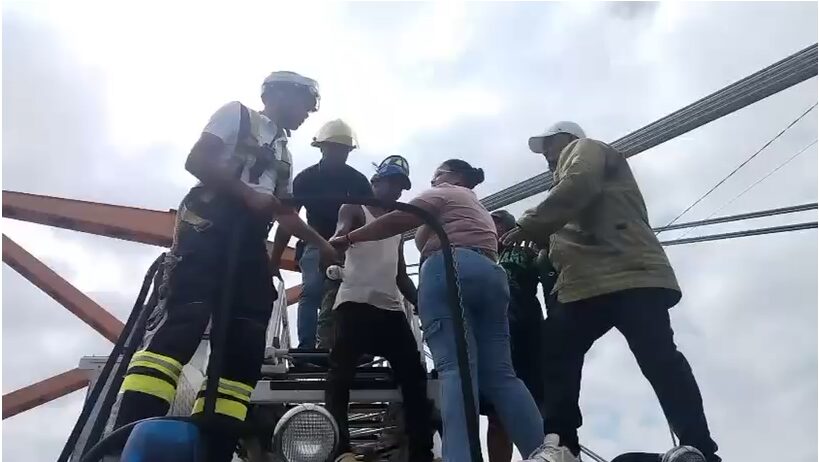 Bomberos frustran intento de suicidio en el Puente Hermanos Patiño y el tránsito colapsa en plena hora laboral