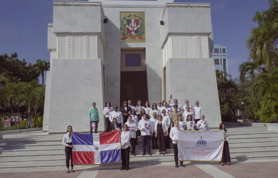 DIGEGA deposita ofrenda floral en conmemoración del 182 aniversario de la Independencia Nacional