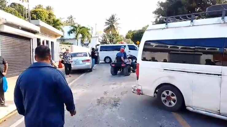 Cierran paso vehicular en protesta por intento de colocación de reductores de velocidad