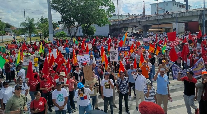 Miles participan en marcha por la soberanía nacional y los derechos del pueblo