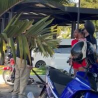 Hombre es detenido tras intentar agredir con machete a la pareja de su exmujer en el parqueo de la Fiscalía de Jarabacoa