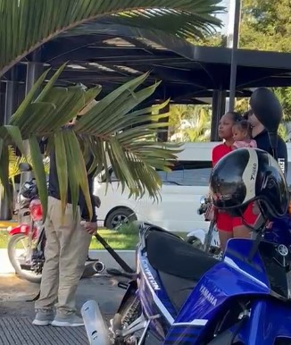 Hombre es detenido tras intentar agredir con machete a la pareja de su exmujer en el parqueo de la Fiscalía de Jarabacoa