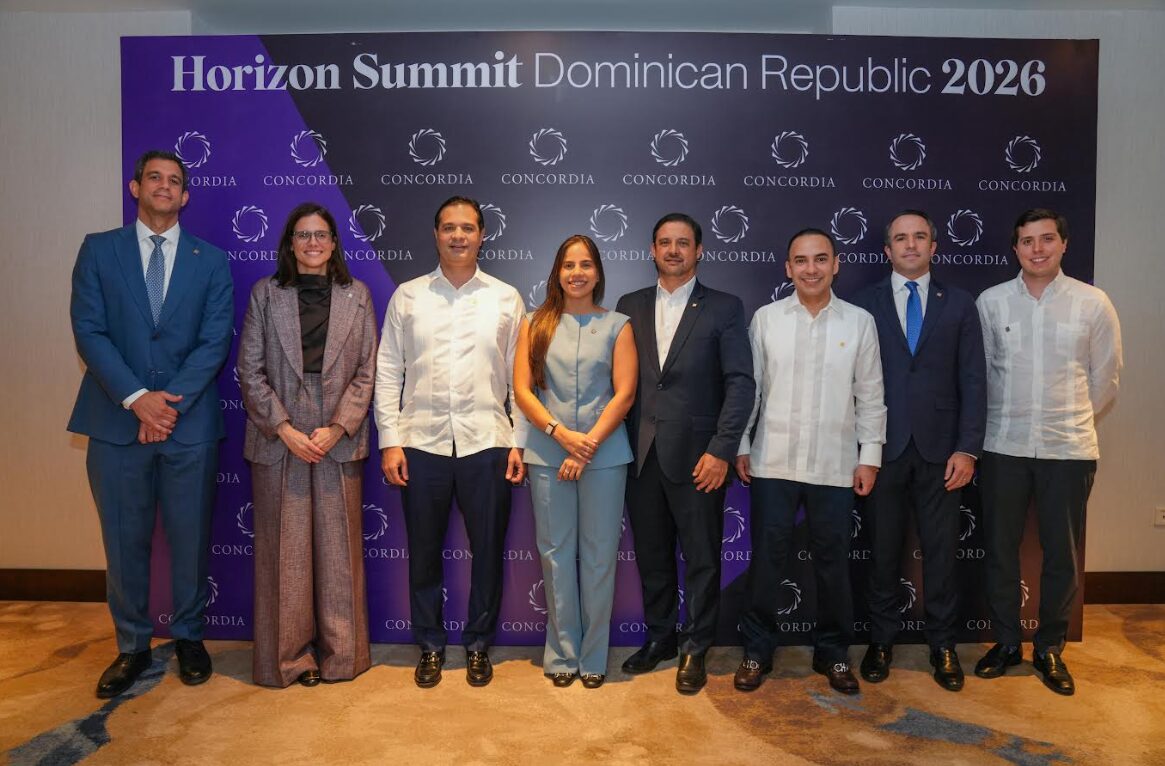 De izquierda a derecha, los señores Francisco García, Karina Chez, Ben Richardson, y Douglas Smith.
