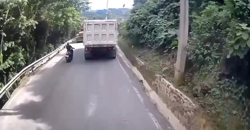Preocupación en Las Terrenas por circulación de camiones pesados en vía prohibida