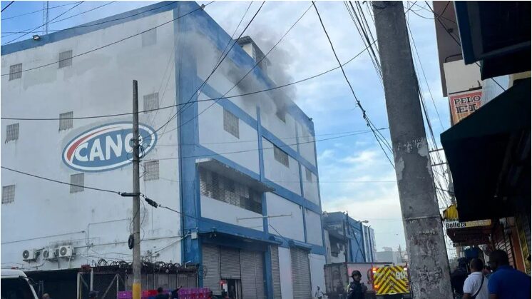 Incendio afecta Almacenes Garrido en la avenida Duarte; no se reportan heridos
