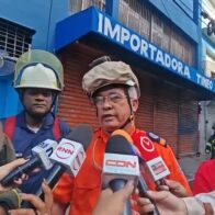 Defensa Civil apoya labores contra incendio en almacén de Tiendas Garrido