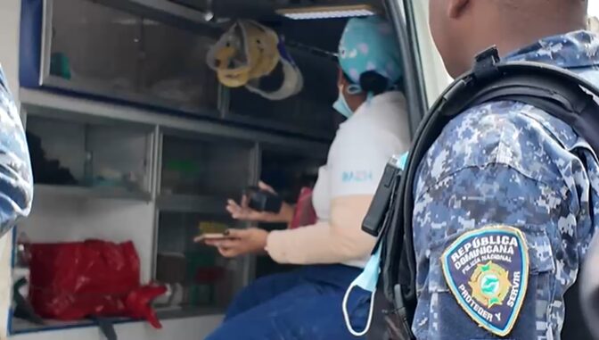Otro bombero recibe asistencia médica durante labores para sofocar incendio en almacén de Tiendas Garrido