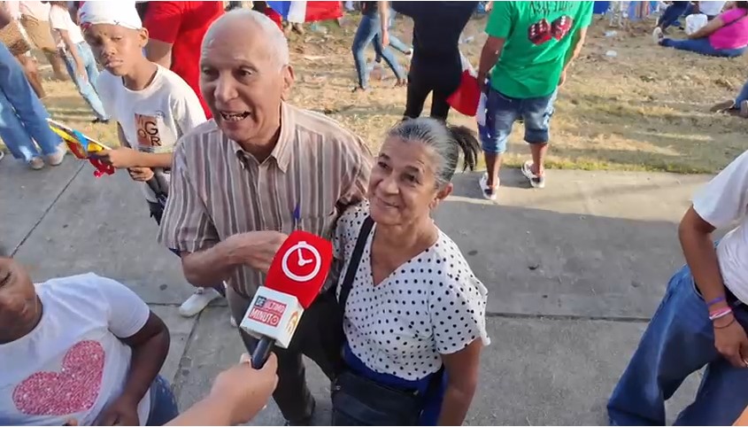 Familias dominicanas llenan de alegría y patriotismo el desfile del 27 de Febrero