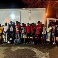 Detienen a conductor dominicano con 13 extranjeros en condición migratoria irregular en Mao