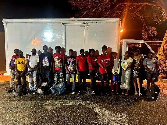 Detienen a conductor dominicano con 13 extranjeros en condición migratoria irregular en Mao