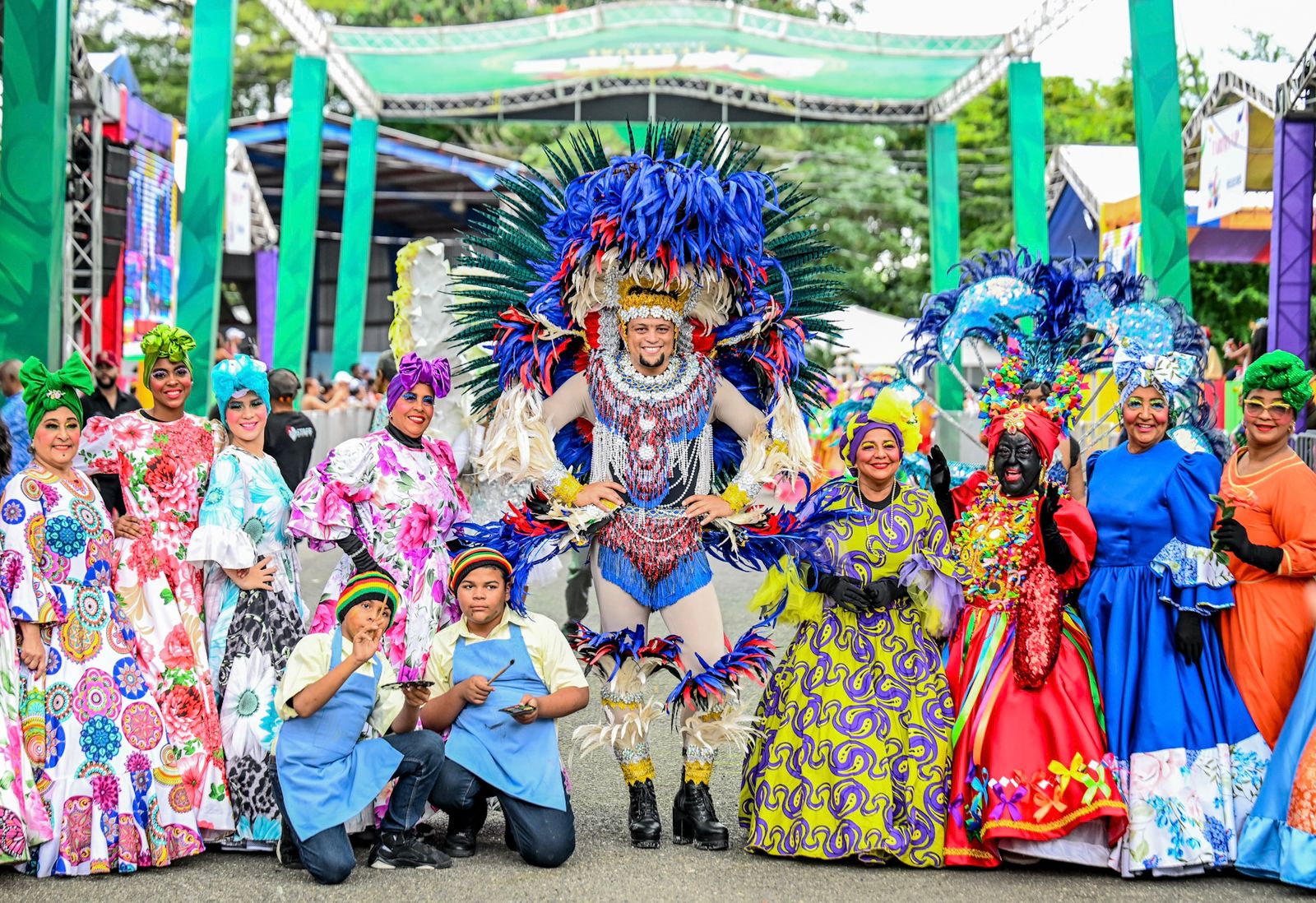 Carnaval de Santiago inicia con un derroche de colorido y lleno de innovaciones (2)