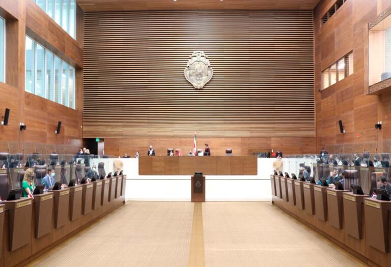 Congreso de Costa Rica elimina penas de prisión para periodistas por calumnia e injuria