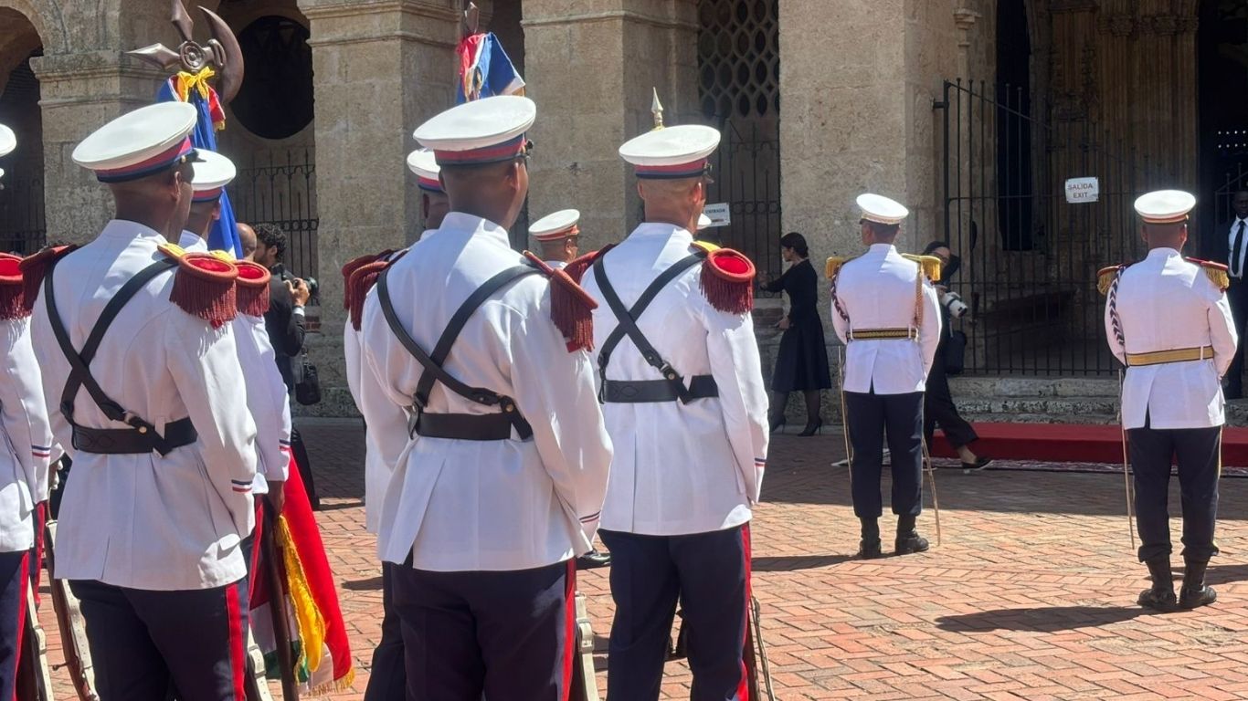 Militares se encuentran establecidos frente a la Catedral para el Tedeum; 21 cañonazos marcarán acto solemne por la Independencia