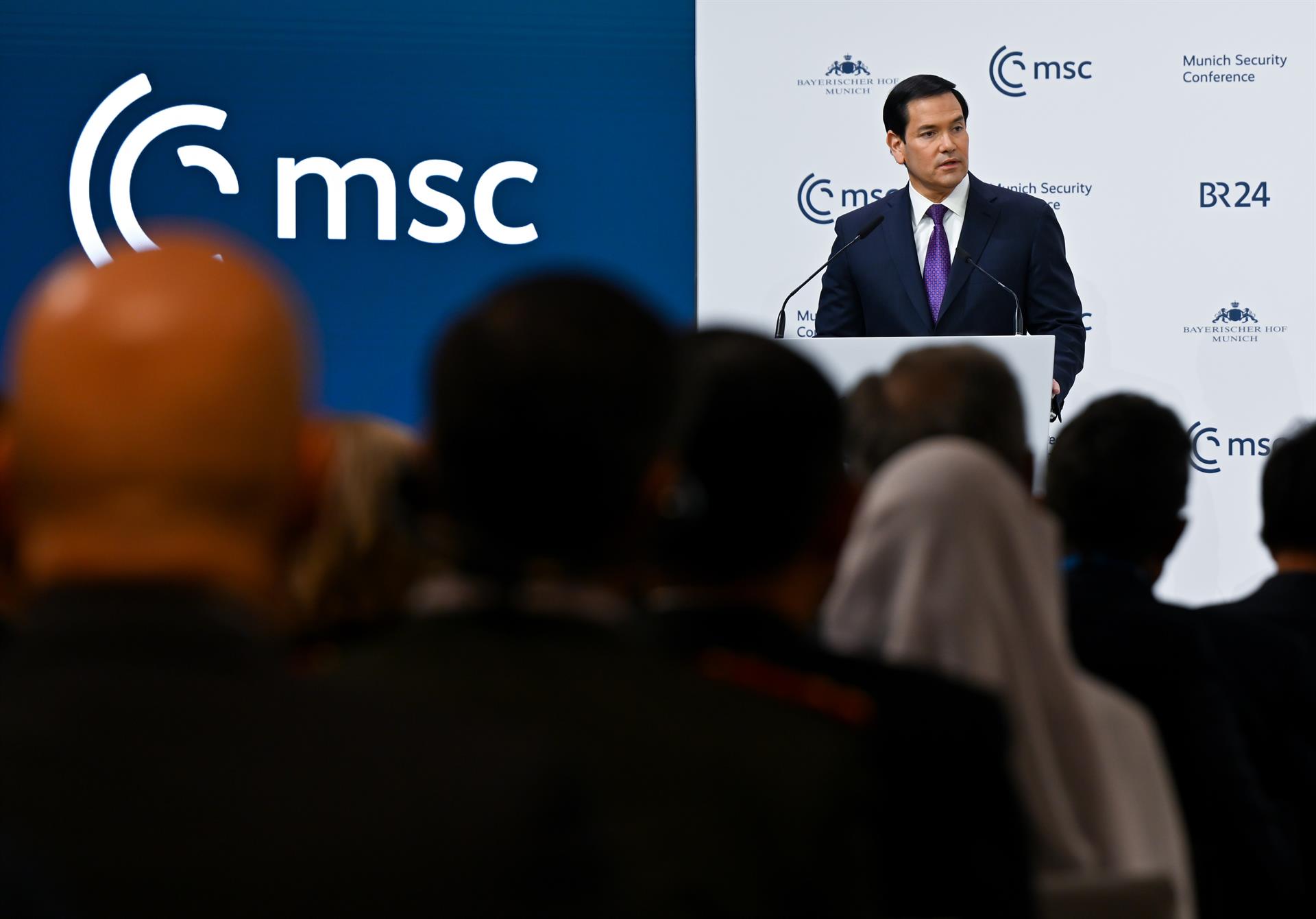 Rubio dice que "no es fácil" pactar con Irán porque está dirigido por clérigos "radicales"