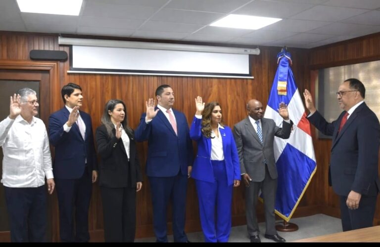 Antoliano Peralta juramenta a los viceministros de Justicia y al director de Servicios Penitenciarios