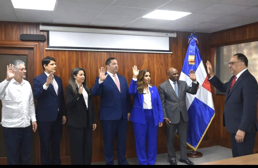 Antoliano Peralta juramenta a los viceministros de Justicia y al director de Servicios Penitenciarios