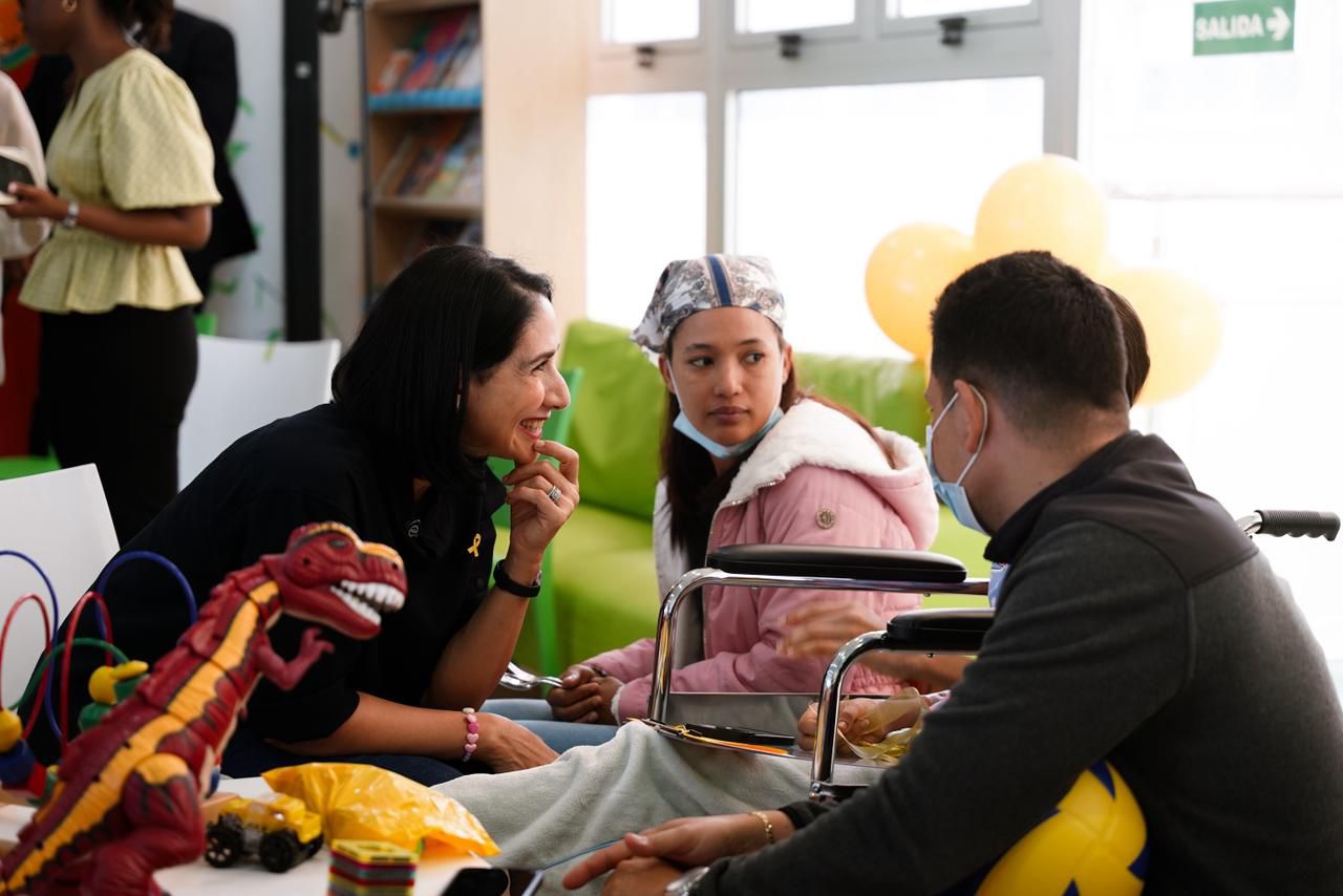 Primera dama comparte con niños y adolescentes con cáncer en la Unidad Oncopediátrica Uniendo Voluntades
