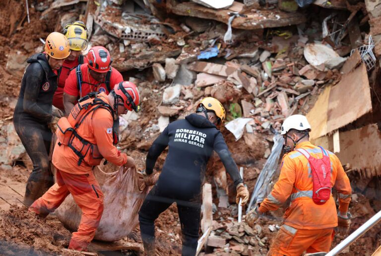 Brasil busca a 21 desaparecidos en Minas Gerais tras unas lluvias históricas que ya causaron 46 muertos