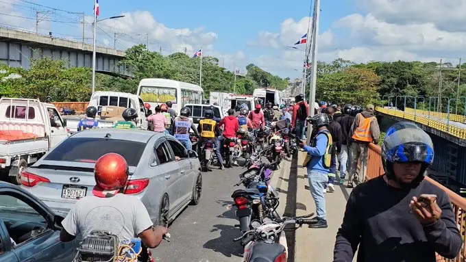 Suspenden búsqueda de motorista que cayó al río Isabela en Villa Mella