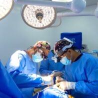 Jóvenes neurocirujanos realizan cirugía cerebral con paciente despierto en el país