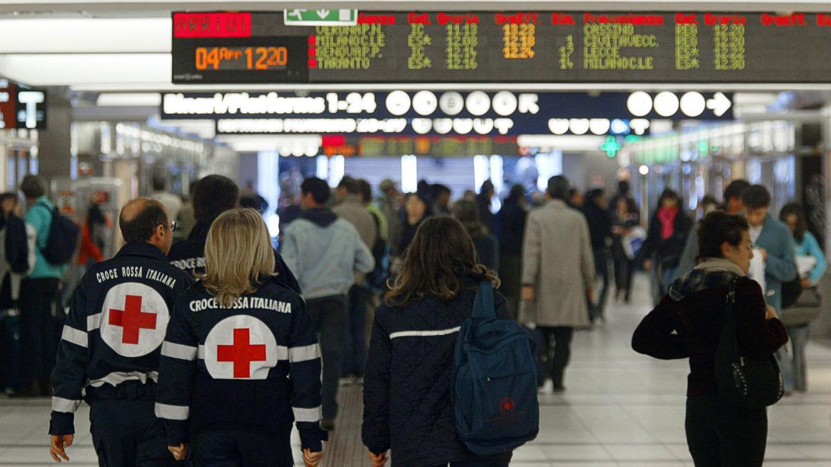 Investigan a 21 policías por robar 300.000 euros en ropa en la estación central de Roma