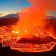 El volcán Kilauea entra en erupción y lanza columnas de ceniza de hasta 35 mil pies de altura