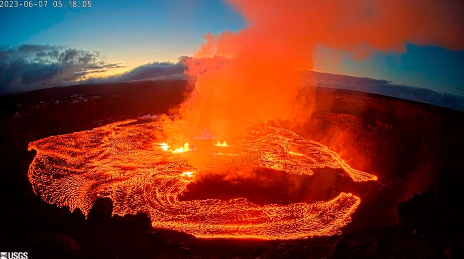 El volcán Kilauea entra en erupción y lanza columnas de ceniza de hasta 35 mil pies de altura