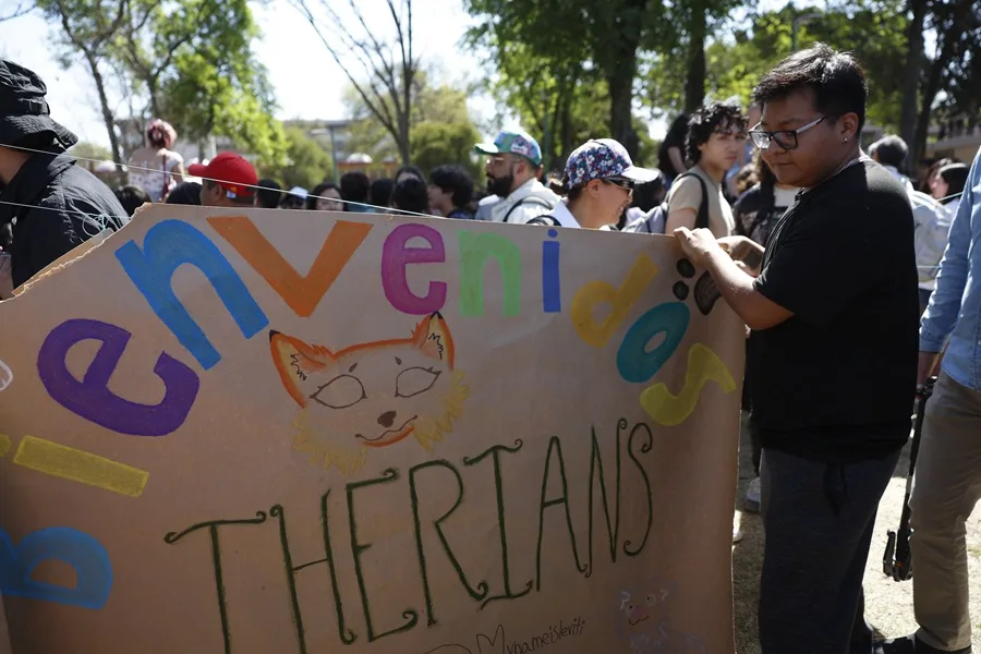 El primer evento Therian en México de personas que se identifican con animales termina en fracaso
